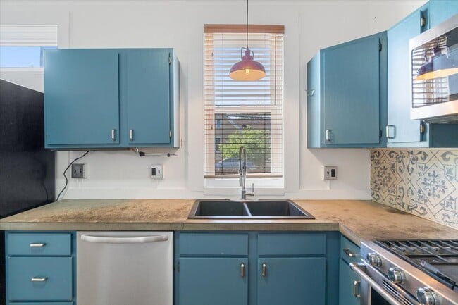 Building Photo - 1103 Lipan St