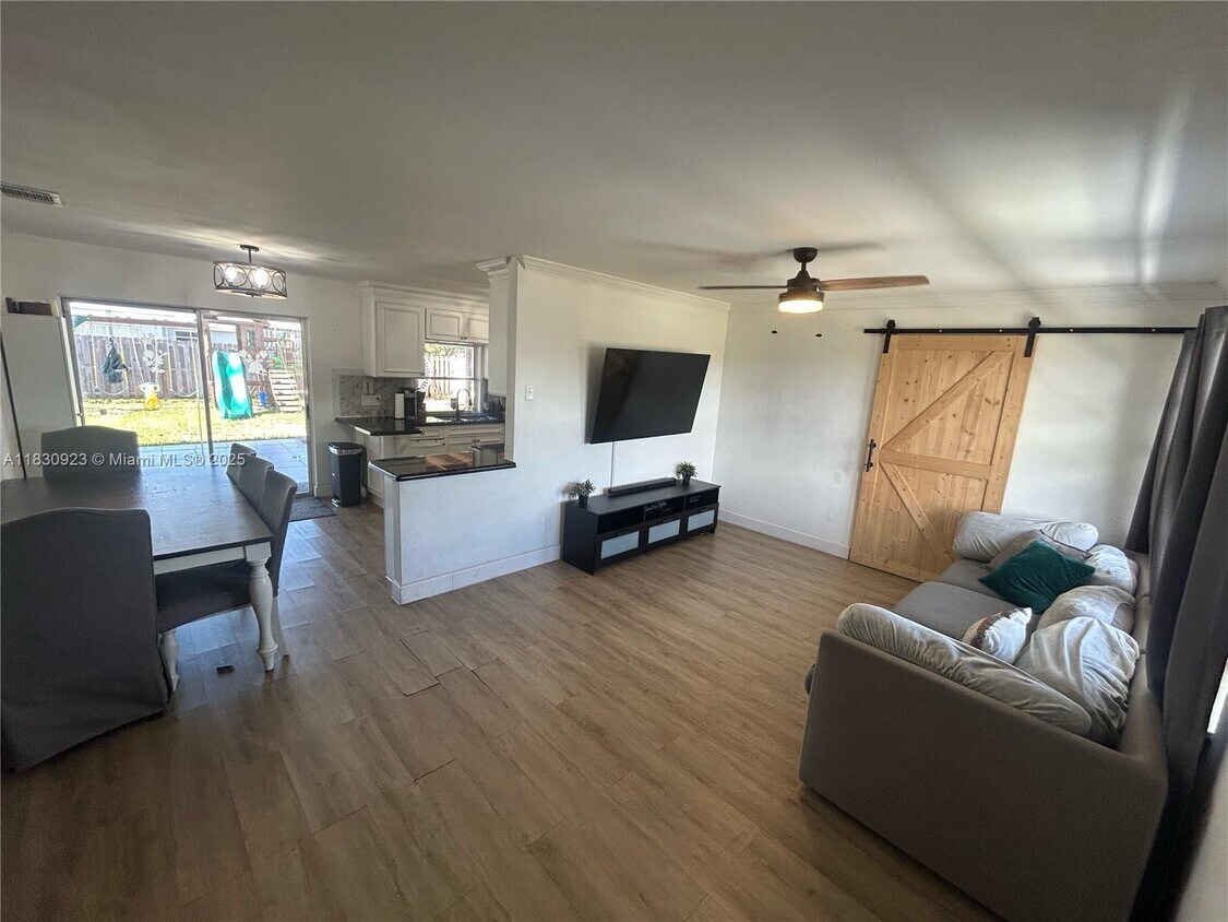 Foto principal - 11721 NW 32nd Manor