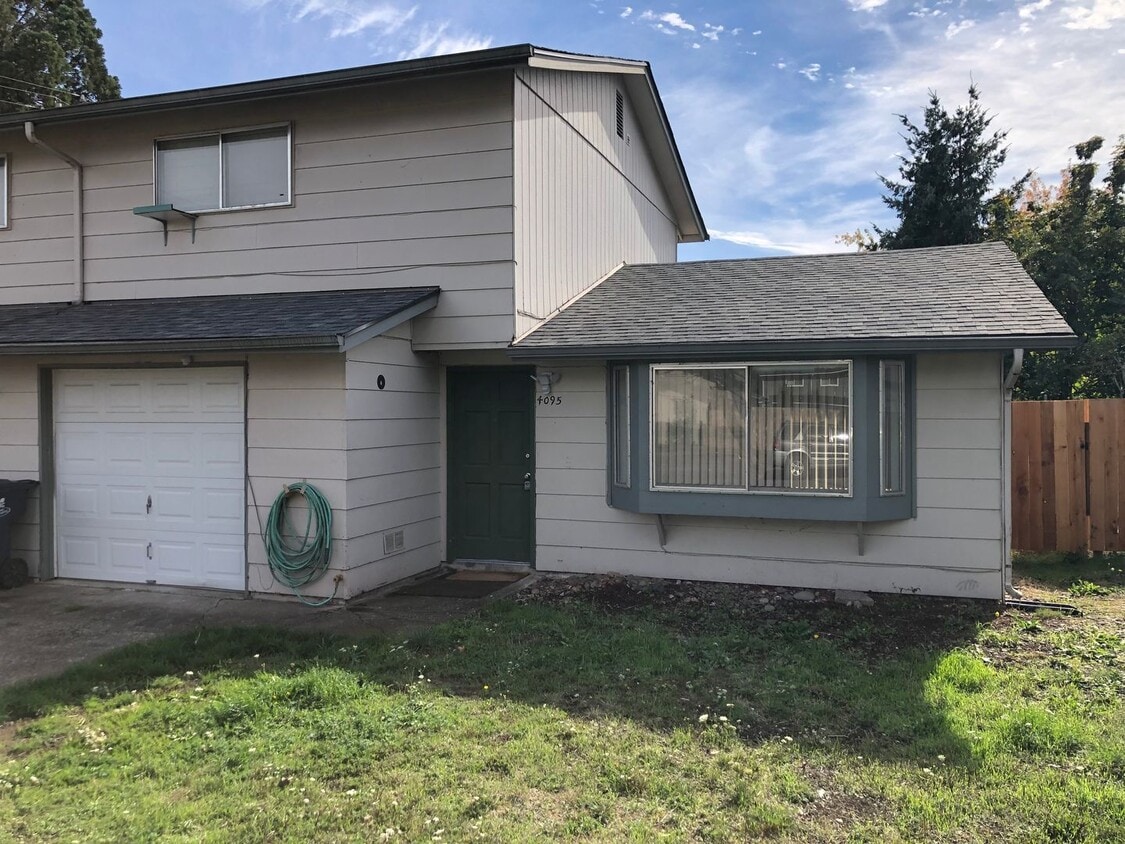Primary Photo - Updated 2 bedroom 1 1/2 bath duplex in Spr...