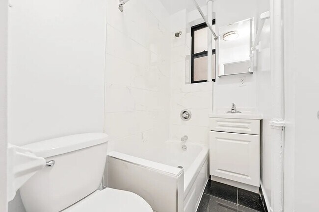 Foto del edificio - 235 W 12th St