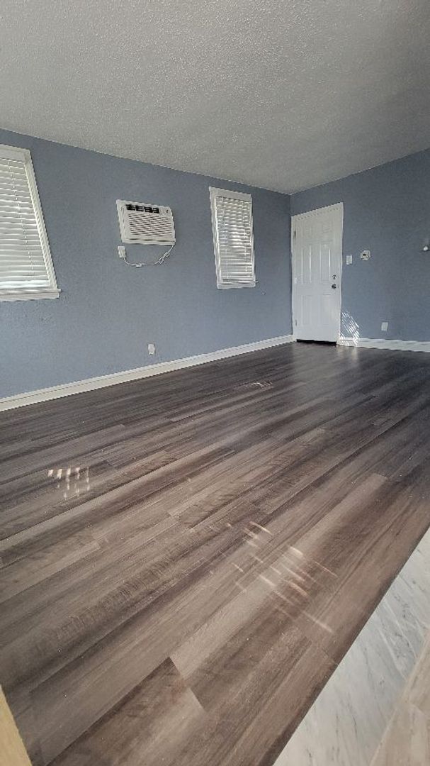 Foto del edificio - 7703 Woolston Ave