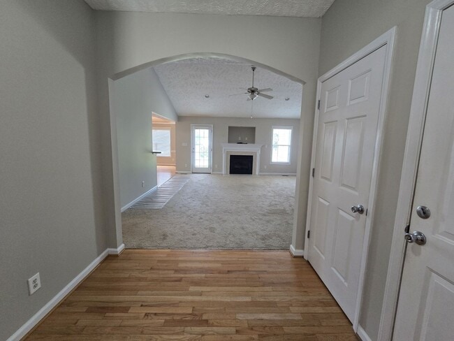 Building Photo - Grays Creek 4 Bedroom, 2 Bath with 2 Car G...