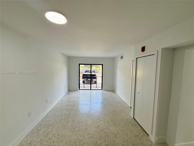 Foto del edificio - 180 NE 57th St