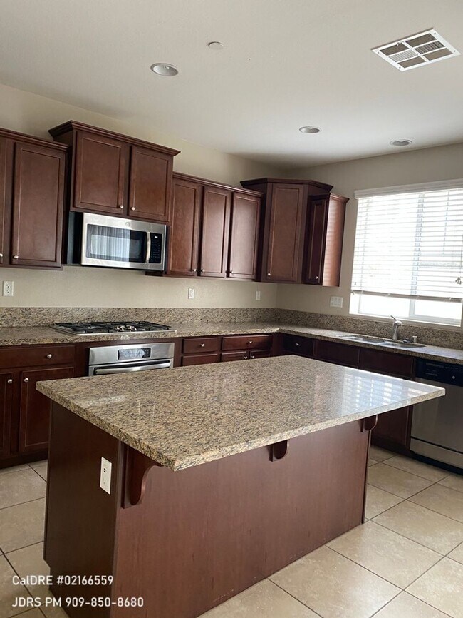Foto del edificio - Eastvale 4 bedroom Partially Furnished Home