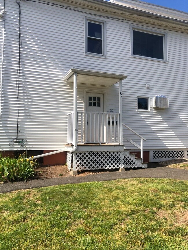 Building Photo - 32 Cedar St
