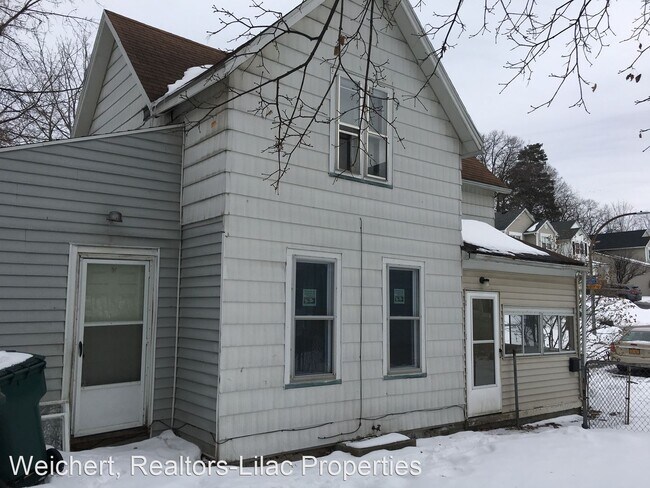Building Photo - 3 br, 1 bath House - 7 Utica Pl