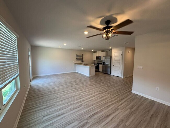 Building Photo - 807 Otto Loop