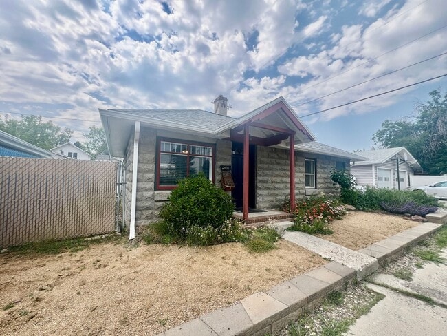 Building Photo - Pet Friendly 2 Bed 1 Bath House With Fence...