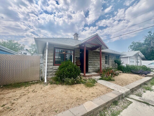 Foto del edificio - Pet Friendly 2 Bed 1 Bath House With Fence...