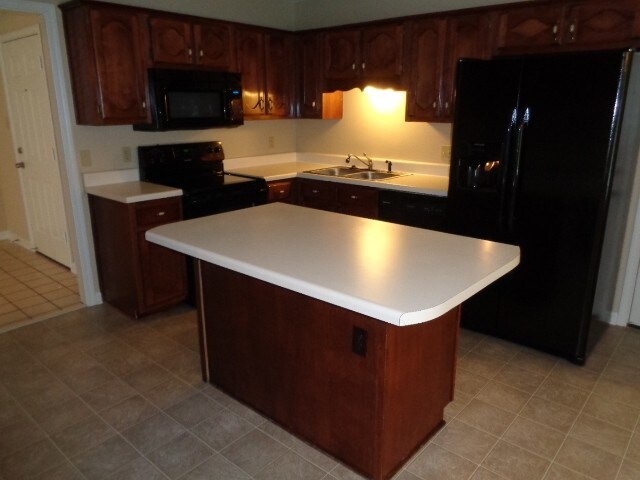 Foto del edificio - 3015 Shadow Green Ln