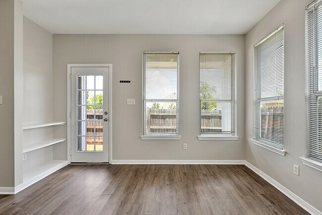 Foto del edificio - 4103 McFarland Dr