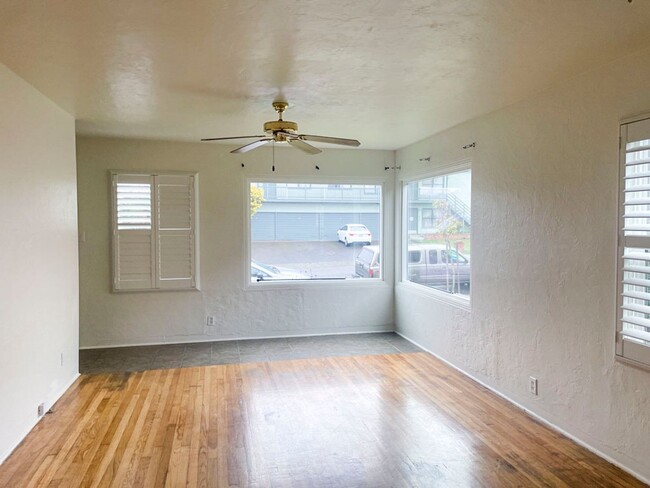 Building Photo - Pet-friendly home has hardwood floors, a f...