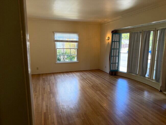 Foto del edificio - 5408 1/2 Franklin Ave
