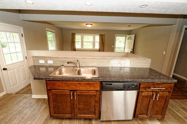 Building Photo - 4 Bedroom / 2 Bath Home Available Now!