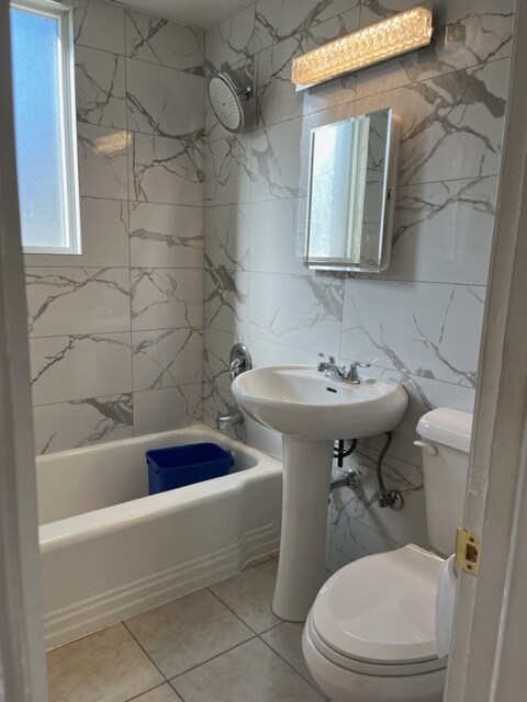 Photo du bâtiment - Newly renovated , large bright unit in a very quiet residential area