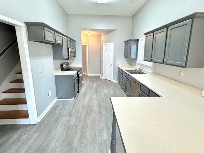 Foto del edificio - Now Leasing A 3 Bedroom 2.5 Bath Home In C...