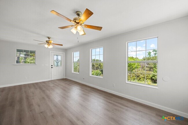 Foto del edificio - 1219 Lakeside Dr E