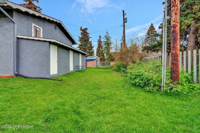 Foto del edificio - The Single-Family Alternative: 4BD/2BA Triplex Unit with Modern Comforts
