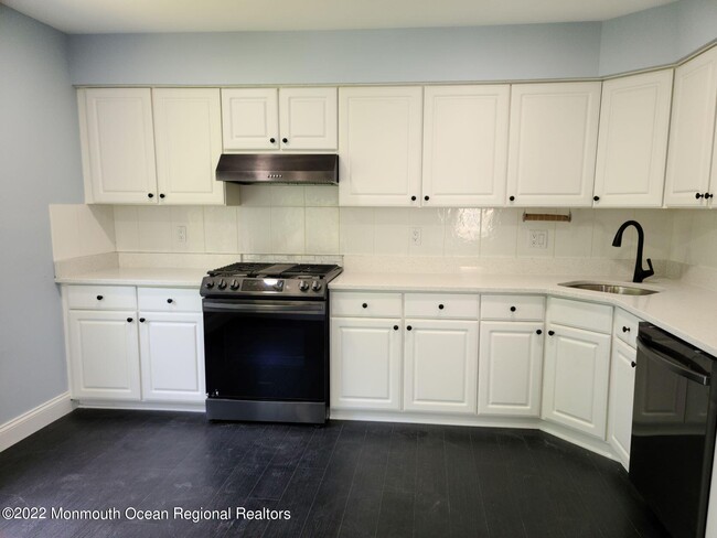 Building Photo - 7902B Normandy Dr