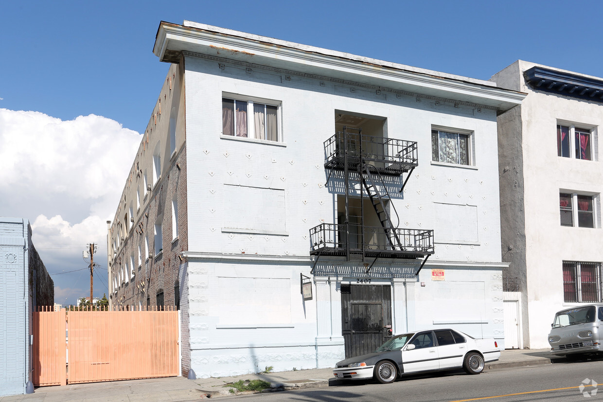 Foto del edificio - 2407 James M Wood Blvd