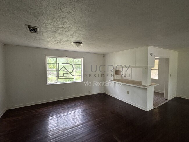 Foto del edificio - 323 Colonial Dr