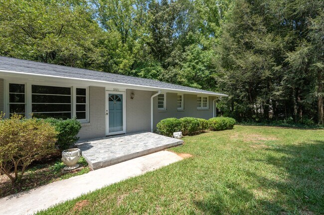 Foto del edificio - Charming, Newly Remodeled 3 BR, 1.5 BA Home with Fenced Yard on Large Private Lot
