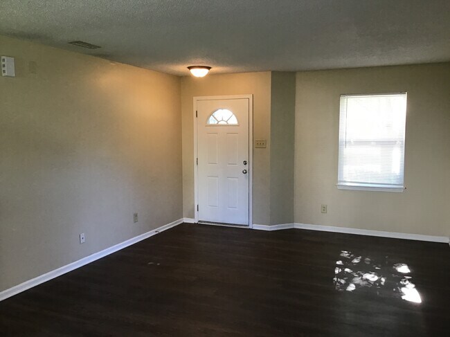 Building Photo - 8920 Poppy Lane