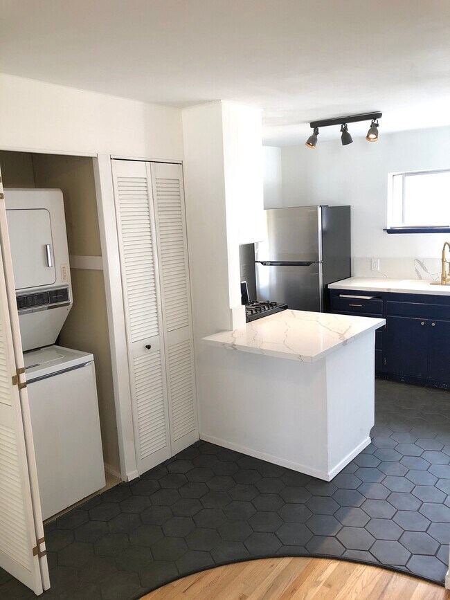 Building Photo - 2431 Walgrove Ave