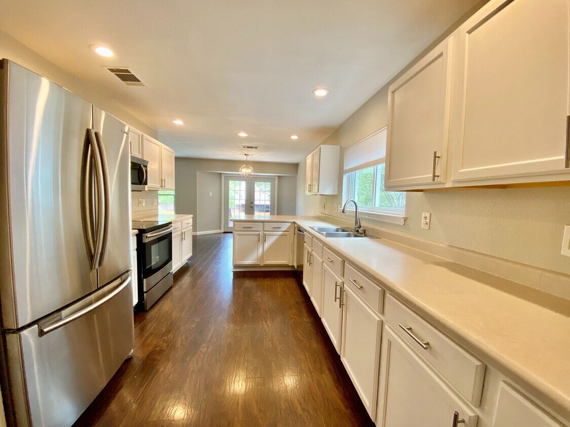Primary Photo - Your Dream Home Awaits: Stunning 3-Bed Oas...