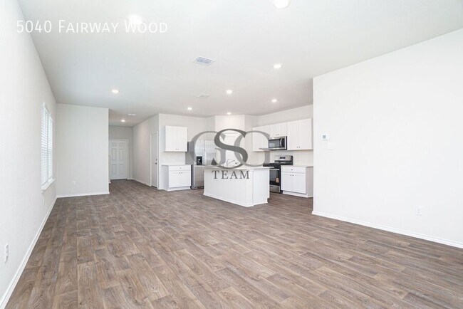 Foto del edificio - 5040 Fairway Wood