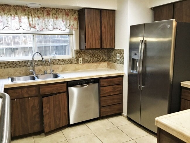 Building Photo - 3-bedroom Home Located in a Quiet Cul-de-sac