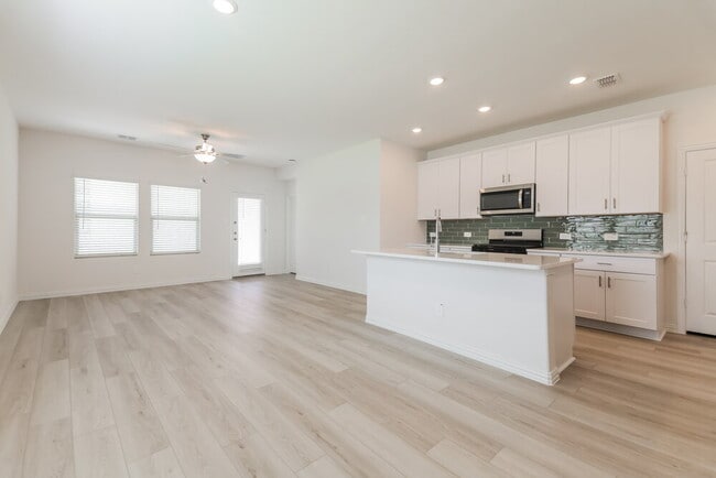 Building Photo - 704 Dotty Dr