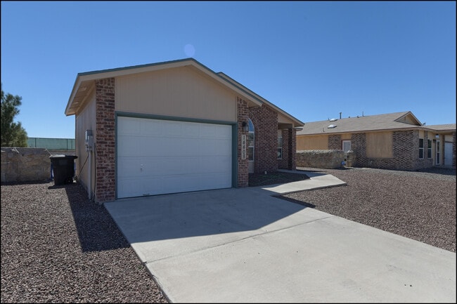Building Photo - 14408 Escalera Dr