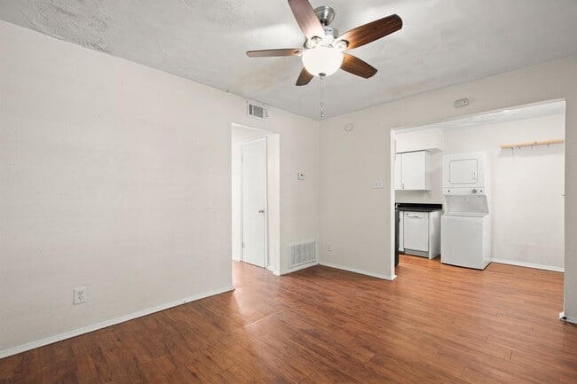 Building Photo - 2401 Manor Rd
