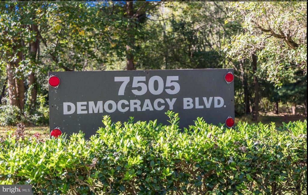 Foto principal - 7505 Democracy Blvd