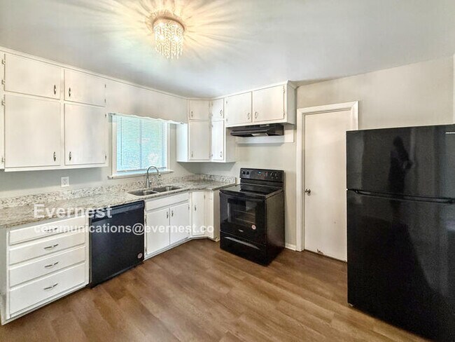 Foto del edificio - Spacious 3 Bed, 2 Bath Home with Fenced Yard and Detached Garage!