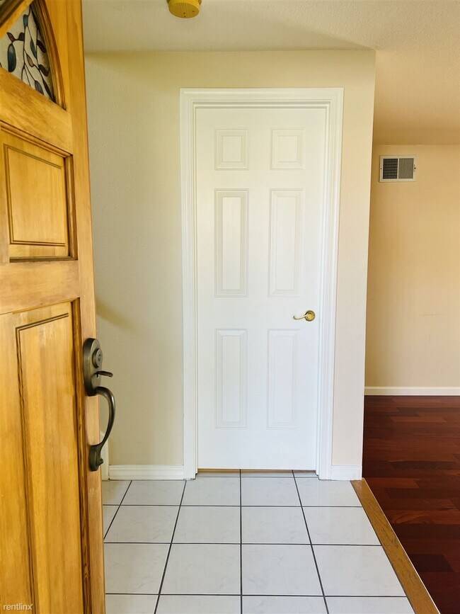 Building Photo - 3 br, 2.5 bath House - 330 Bellflower Drive