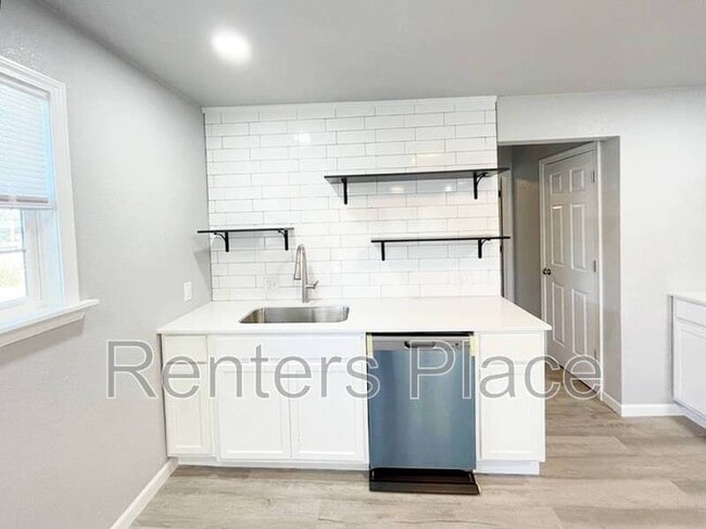 Foto del edificio - 201 S Jamestown Ave