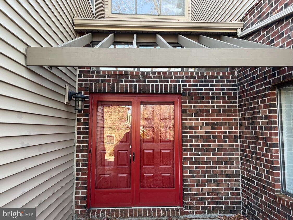 Primary Photo - 2 Stirling Ct