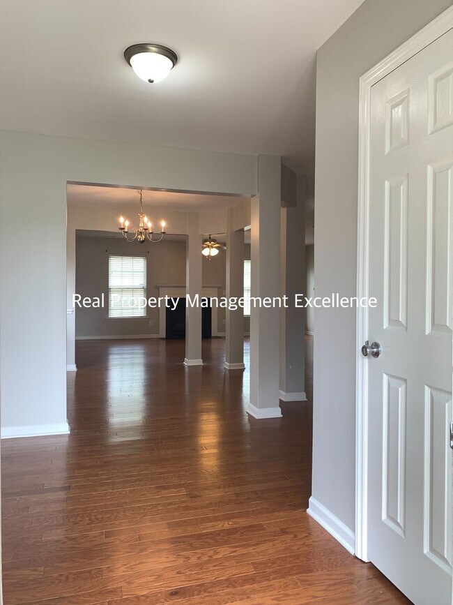 Foto del edificio - Amazingly Spacious Residence, Available In...
