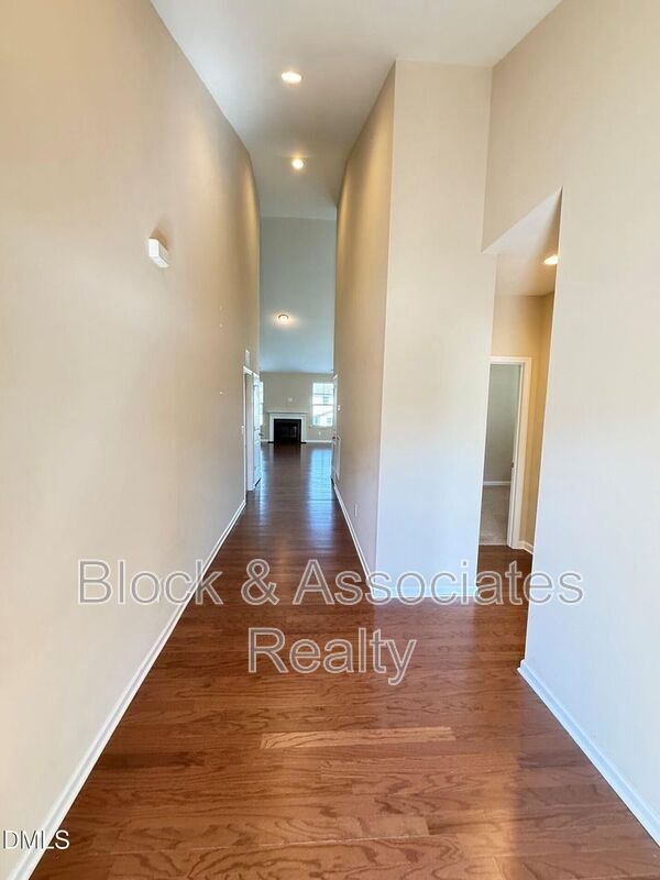 Foto del edificio - 2433 Cedar Rock Dr