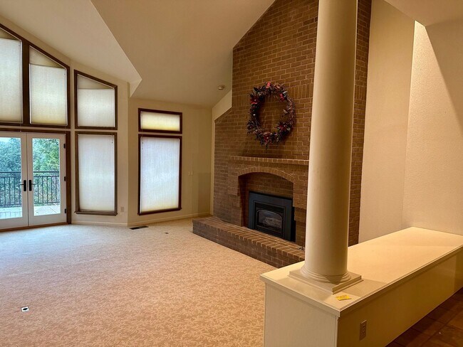 Foto del edificio - Available now, Executive 4 bdrm home with pool & hot tub!