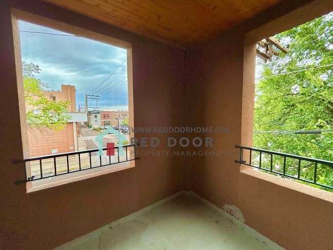 Building Photo - Stunning Downtown Condo with Style and Com...