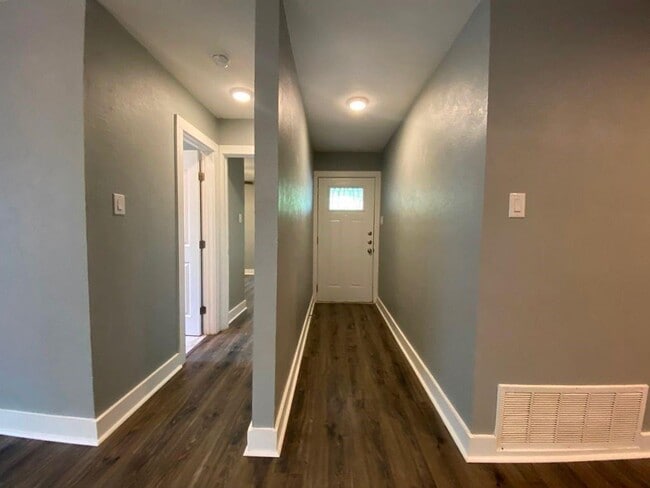 Foto del edificio - 3411 Lynridge Dr