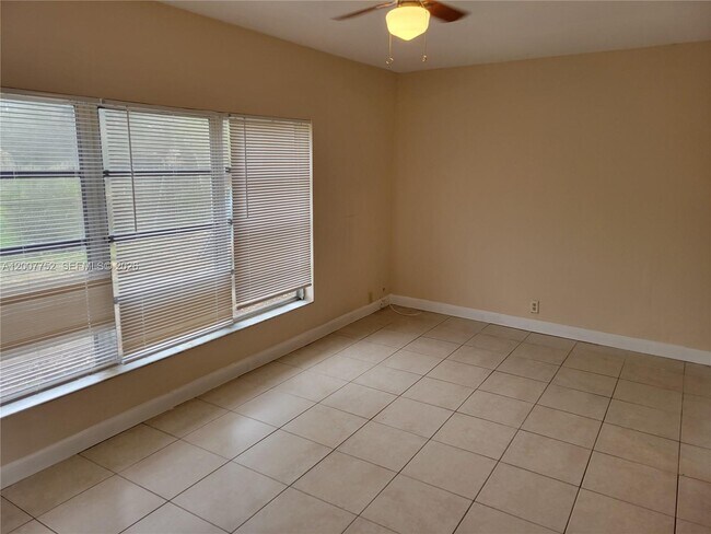 Foto del edificio - 6856 NW 12th St