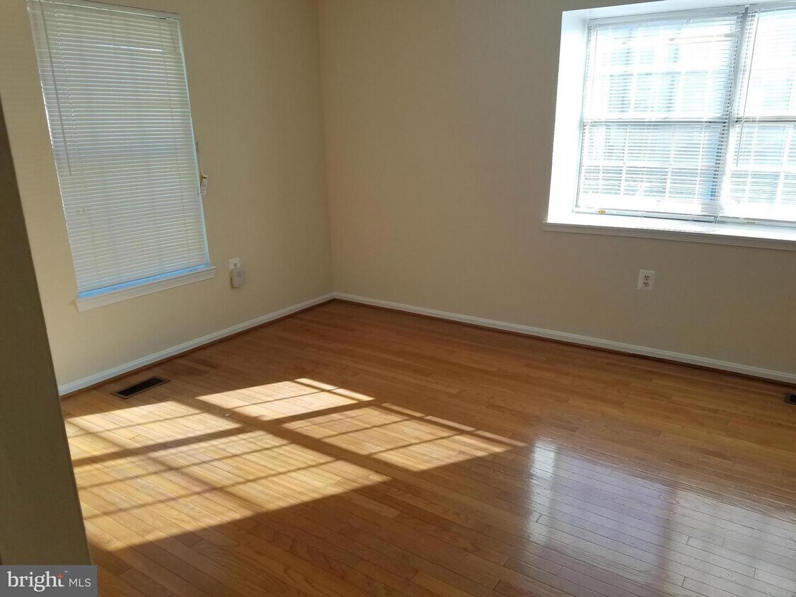 Primary Photo - 5743 Burke Towne Ct