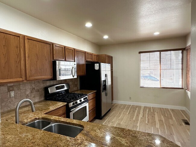 Building Photo - Charming newly remolded 3 bedrooms and 2 b...