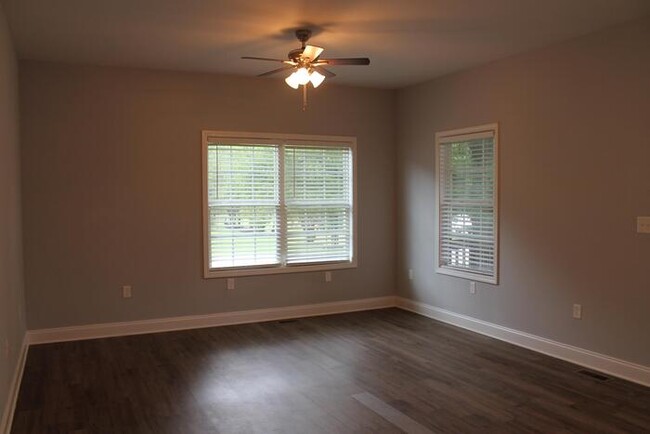 Building Photo - 565 Park Cir