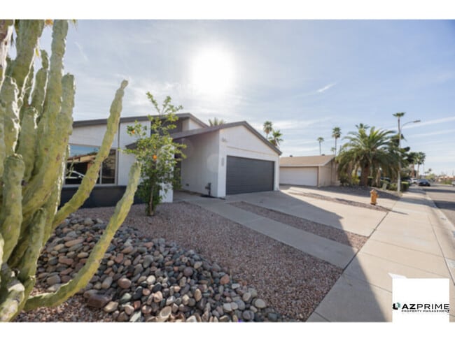 Building Photo - Stylish Living in this 4/2.5 Scottsdale House!
