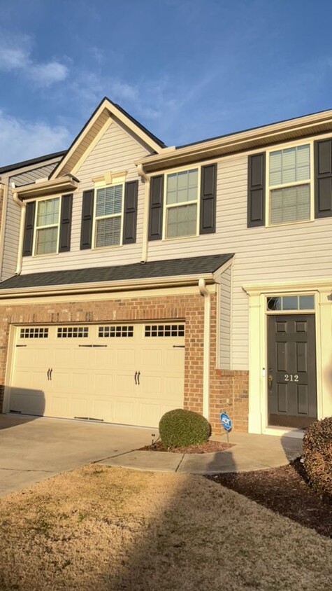 Foto principal - A Beautiful 3 bedroom townhome in Greer 29650